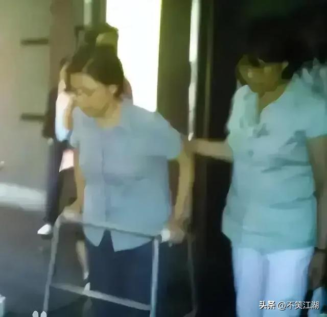 老人倒地没人管,“干嘛要扶”再惹争议,法官王浩被扒现状如何