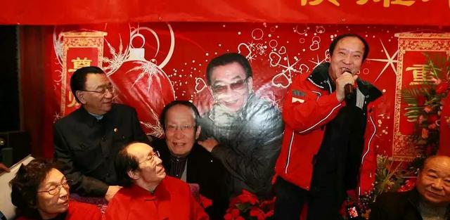 牛群终于坦白真相！说出不再与冯巩合作的原因，每到春晚必出事