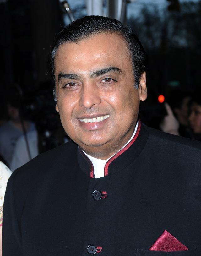 亚洲首富妻子身材丰满，身穿蕾丝裙秀色可餐，难怪获富豪专宠30年