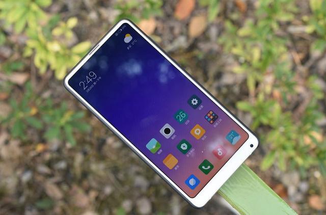 一加6与小米MIX2S上手体验，当“西装暴徒”遇上“文艺青年”？