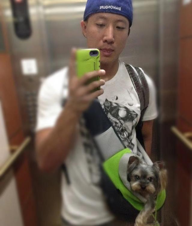 男人味十足！洪金宝42岁小儿子罕见晒照，外型壮硕兼一身小麦肤色