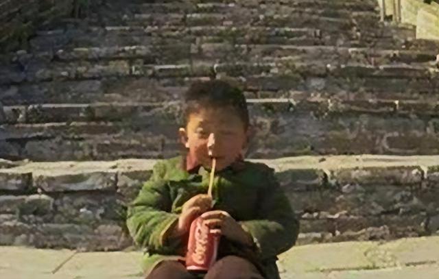 1979年，因一张照片被称为中国第一个喝可乐的男孩，如今怎样了？