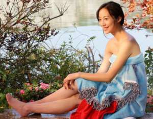 韩雪走光(韩雪不再低调，穿西装录制节目玩“下衣失踪”，坐姿太抢镜)