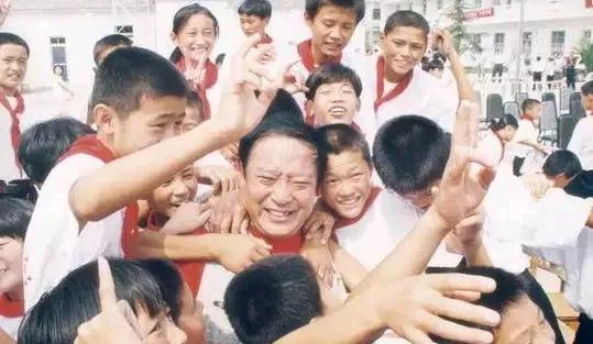 牛群终于坦白真相！说出不再与冯巩合作的原因，每到春晚必出事