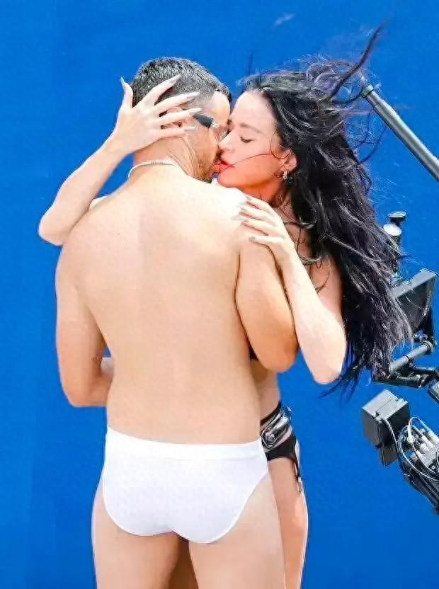 水果姐新MV大尺度曝光，比基尼造型亲密接吻引热议！