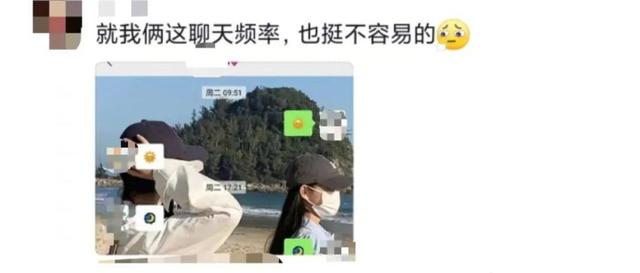 “你说（嚼嚼嚼），学校门口的（嚼嚼嚼）鸡公煲（嚼嚼嚼），咋这么好吃呢”