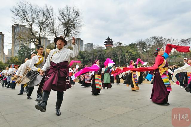 C视频｜成都街头百人同跳弦子舞