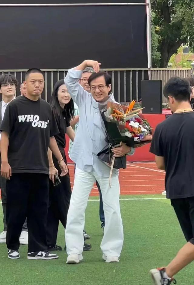 破防了！成龙近照断崖式衰老，头发花白老态龙钟，网友：接受不了