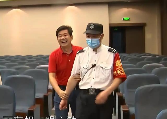 49岁大姐相亲惊现床友!床上竟然藏男人,真的只是租床位吗?