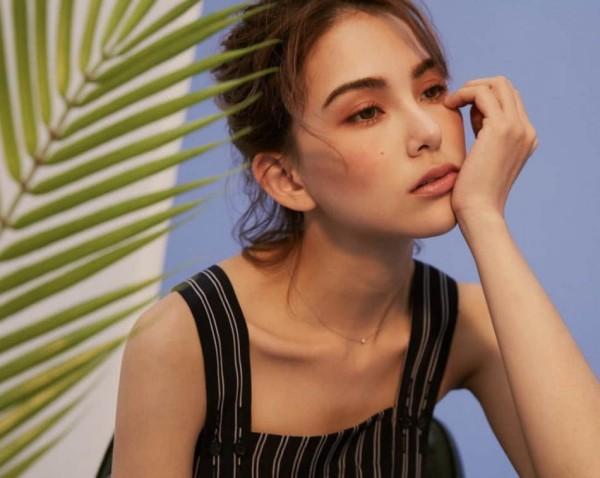 昆凌晒与好姐妹合影咧嘴大笑 眼睛笑成“月牙眼”