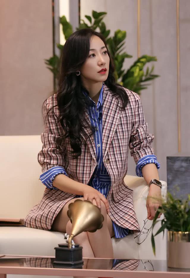 韩雪不再低调，穿西装录制节目玩“下衣失踪”，坐姿太抢镜