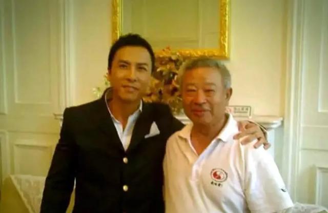 吴京春节拜访朋友，与李连杰等武术界大咖重逢，师父吴斌坐C位