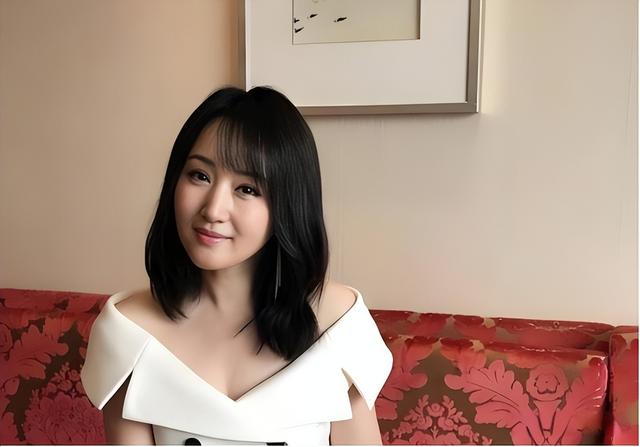 53岁杨钰莹现状：住深圳豪宅，穿碎花裙皮肤光滑，在自家楼顶种菜