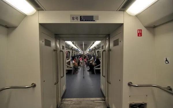 后续！男子高铁抽烟发狠，被口诛笔伐，知情人透露：一看就是装的