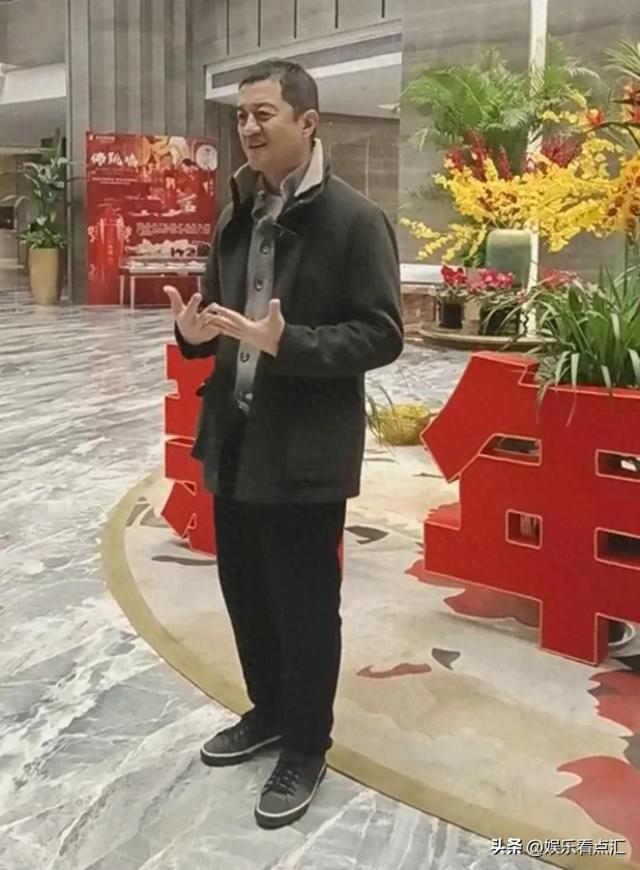 李亚鹏在商丘给河南人拜年,穿衣打扮似农民工,越来越像一个网红