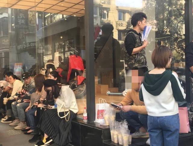 今晚，周董太闪耀！一首《简单爱》响起，情侣原地接吻！杭州人的情怀太值钱