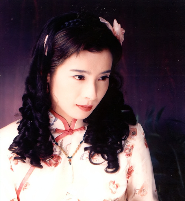 还记得“哑巴新娘”岳翎吗？隐退18年，如今55岁的她怎样了？