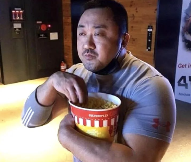 51岁马东锡迎娶小17岁女友，200斤猛男与神颜健身教练，被赞绝配