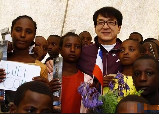 破防了！成龙近照断崖式衰老，头发花白老态龙钟，网友：接受不了