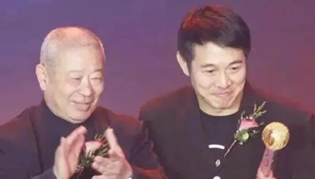 吴京春节拜访朋友，与李连杰等武术界大咖重逢，师父吴斌坐C位