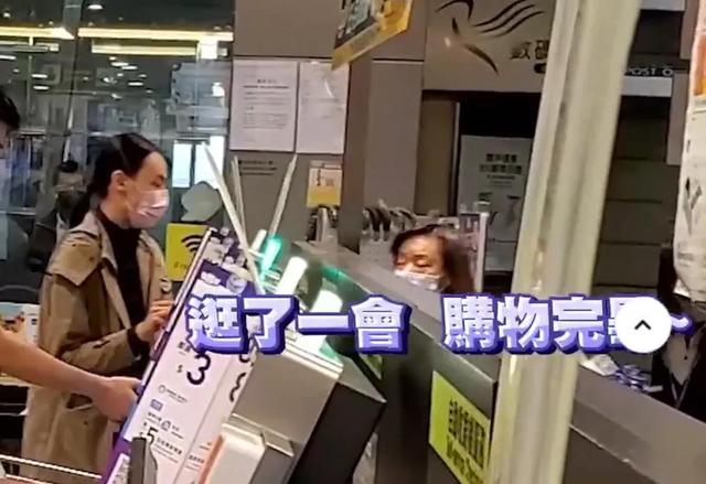 梁洛施罕见和妈妈同框,梁妈妈状态年轻,颜值气质不输女儿