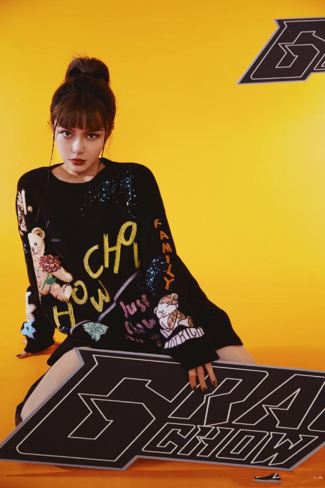 周扬青罕晒儿时与爸妈合影，直面整容争议：从小到大长得毫无关联