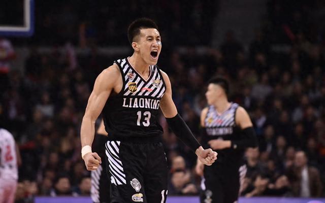 萌妹子被郭艾伦用球疯狂砸头，网友：太过分了吧