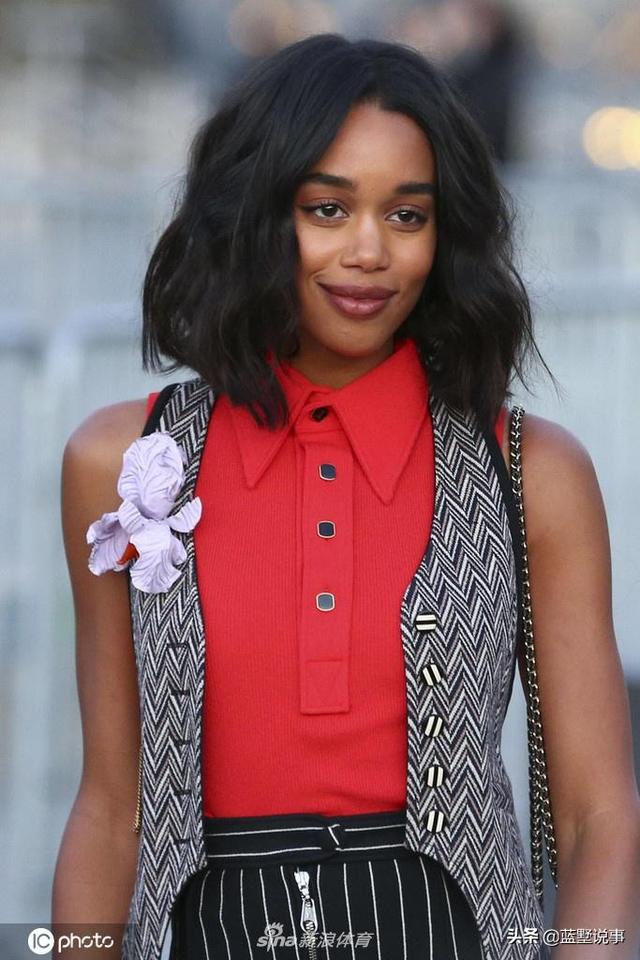 美国黑人女明星劳拉·海瑞尔,曾与NBA球星汤神汤普森牵过手