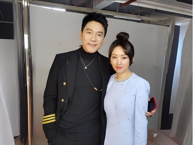 53岁杨钰莹现状：住深圳豪宅，穿碎花裙皮肤光滑，在自家楼顶种菜