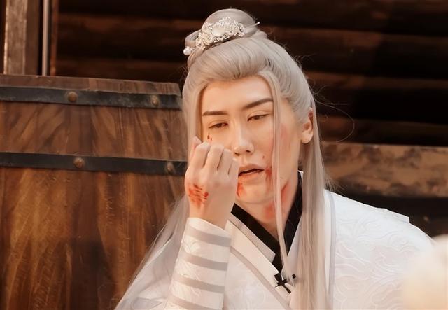 《演员请就位3》被指“辣眼睛”“虐待老人”，演技综艺为何沦为“审丑”大会？