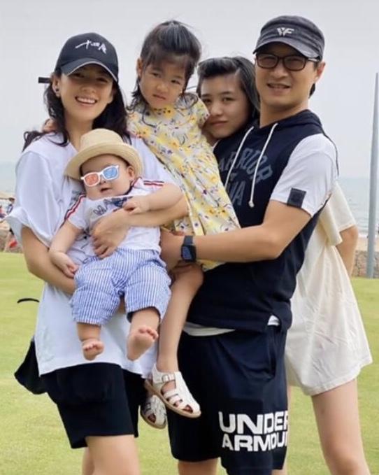 鲍家街43号20年后再聚首，章子怡抱女儿看汪峰彩排，大钻戒抢眼