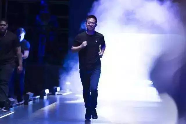 贾跃亭人设坍塌史：装在套子里的人