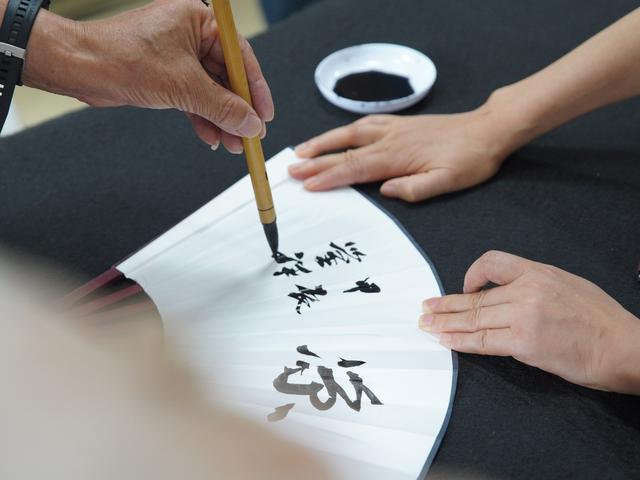 扇上题字、袋上写诗，社区居民体验“万物皆可书”