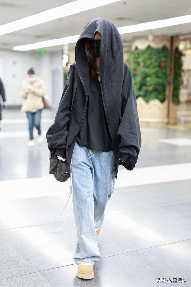 宋妍霏现身北京机场，身穿黑色兜帽外套个性时尚