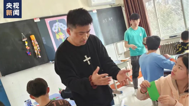 “爸爸能听到了，妈妈也能听到了！”