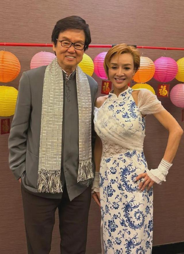 58岁叶子楣请明星朋友吃大餐，穿着青花瓷裙子，整个人瘦到显病态