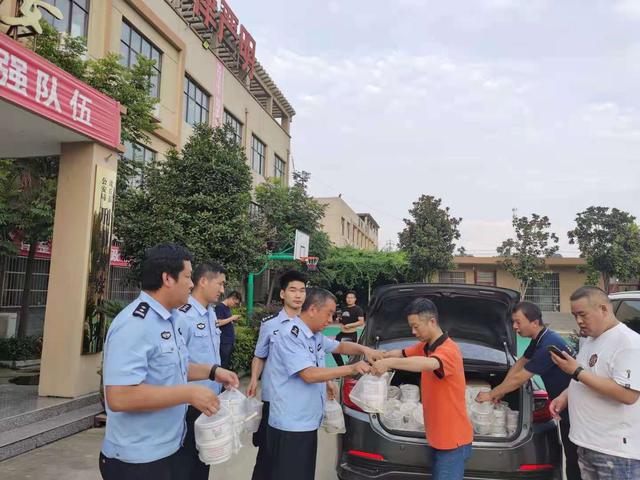 #暴雨中的周口公安力量#【沈丘爱心企业“王留长”餐饮公司慰问我局一线防汛备勤民警】