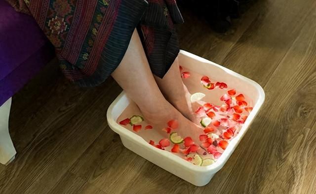 北京一大妈坚持泡脚，半夜突发猝死离世，医生无奈：2习惯不重视