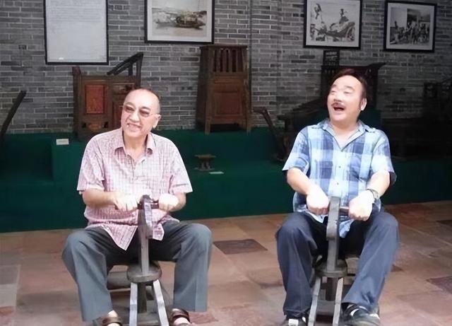 76岁的广州演员卢海潮，一直视哥哥卢海鹏为榜样的他晚年更幸福