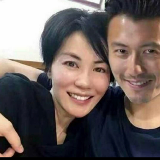 52岁王菲晒近照，短发灵动保养好，小肚腩突出疑似发福？