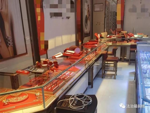 价值100多万！广西一珠宝店被撬盗！现场惊现诡异“雨衣男”……