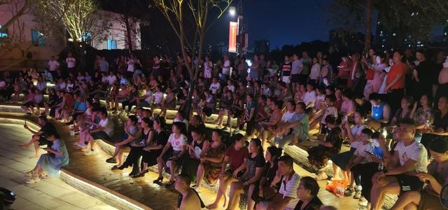 刀郎“复出”，“中年刀迷”疯狂追星，网友：刀郎的歌原来这么好听