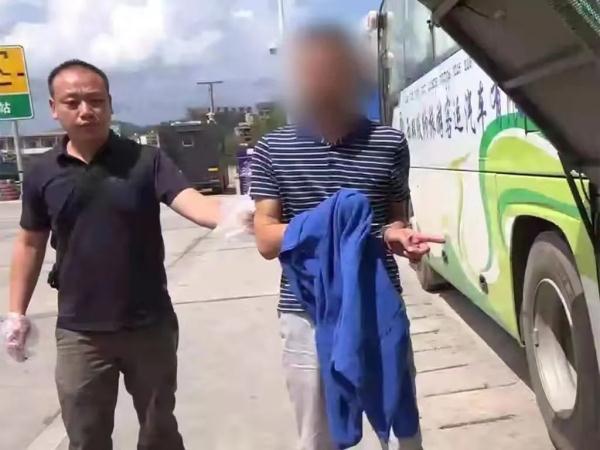 为掩护战友而中枪后，他仍追出十几米……晓东，一路走好