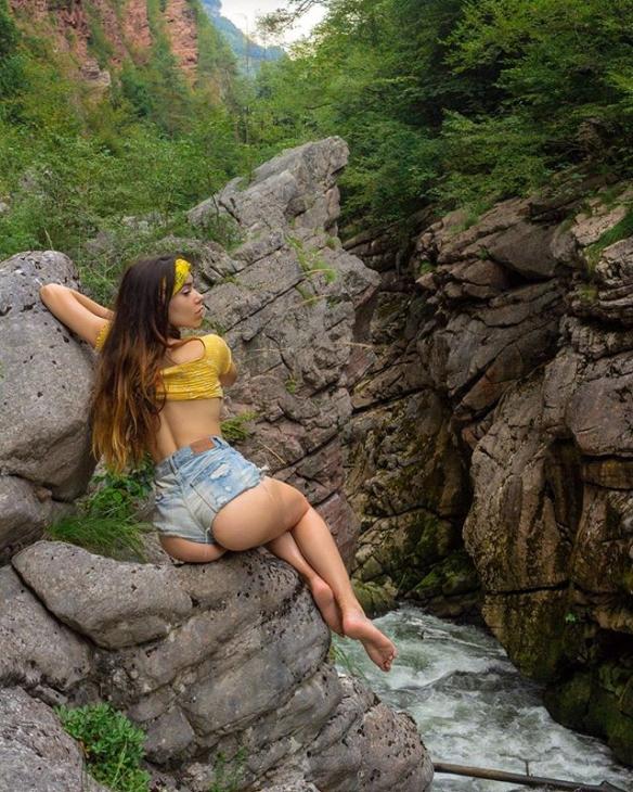 蜜瓜美臀+“胸”猛欧派!意大利辣妹Eleonora性感私照