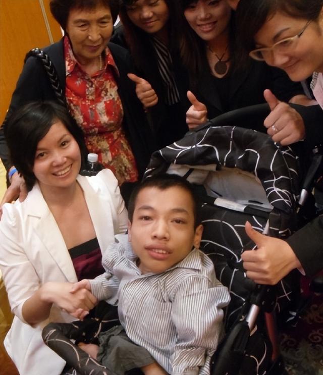 广东小伙李创利：身高80厘米，身价过亿娶美娇妻，如今怎么样了？