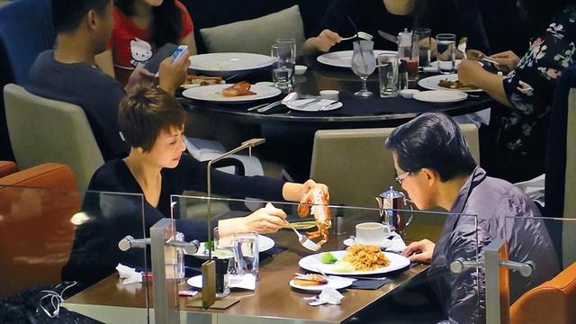 58岁叶子楣请明星朋友吃大餐，穿着青花瓷裙子，整个人瘦到显病态