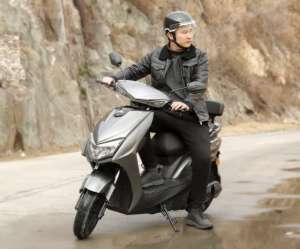 绿驹(最大续航218公里，动力强，爬坡力足，绿驹KU19电摩测评)