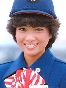 想回到昭和时代，除了穿搭，你还需要一个合适的发型