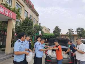 王留(#暴雨中的周口公安力量#【沈丘爱心企业“王留长”餐饮公司慰问我局一线防汛备勤民警】)