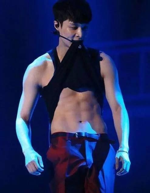 张艺兴内衣广告遭嘲，腿毛抢眼姿势无美感，网友：路过不敢看